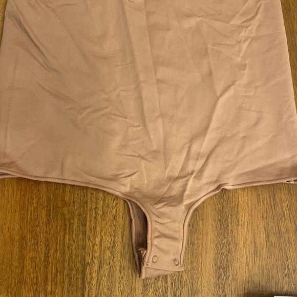 SKIMS Crewneck Sleeveless Bodysuit - Picture 7 of 7